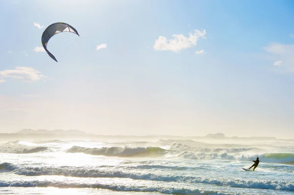 Kitesurfing i havet — Stockfoto