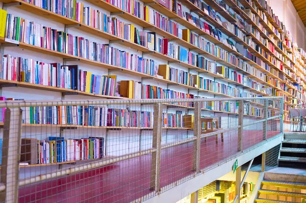 Large bookstore Ler Devagar — Stock Photo, Image