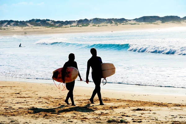 Σιλουέτα του surfers ζευγάρι — Φωτογραφία Αρχείου