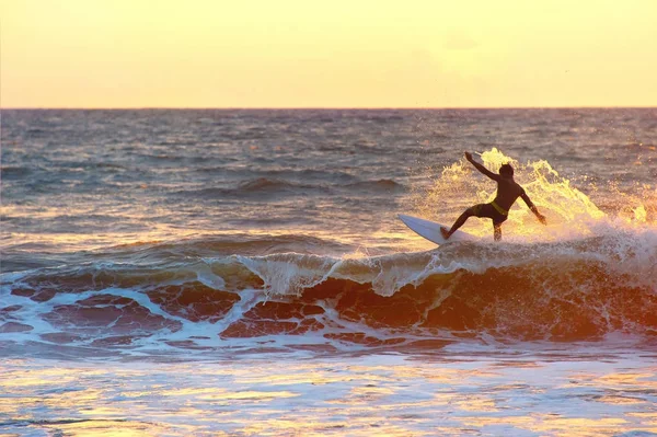 Surfista al atardecer, silueta — Foto de Stock