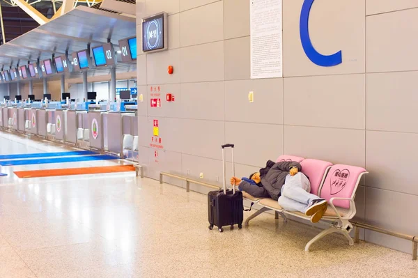 Homem dormindo no aeroporto — Fotografia de Stock