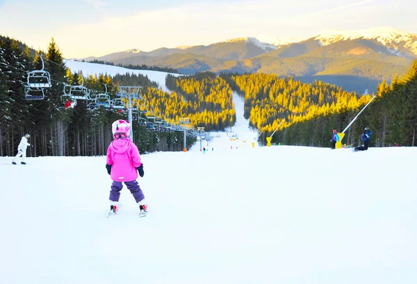 Kinderen ski Mountain activiteit — Stockfoto