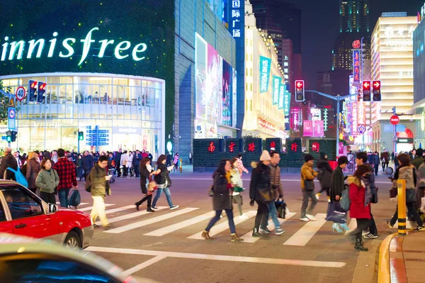 Crossing Shanghai road, China — Stock Photo, Image