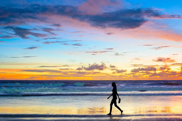 Donna che cammina sulla spiaggia — Foto Stock