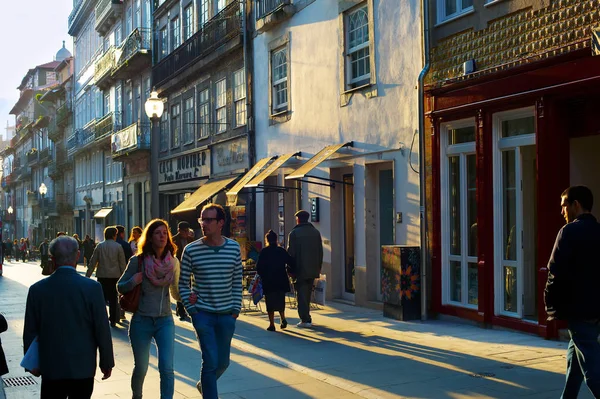Personer i gamla stan. Porto — Stockfoto
