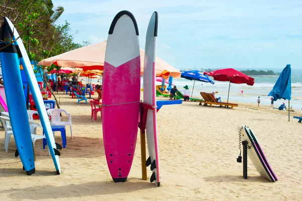 Surfa på ön Bali — Stockfoto