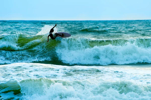 Surfista no oceano. Bali. — Fotografia de Stock