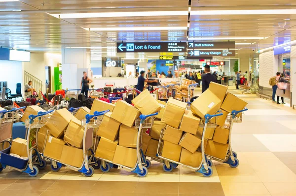 Kartonnen dozen op een karren — Stockfoto