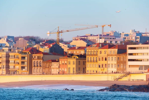 Barrio de la ciudad frente al mar. Oporto, Portugal — Foto de Stock