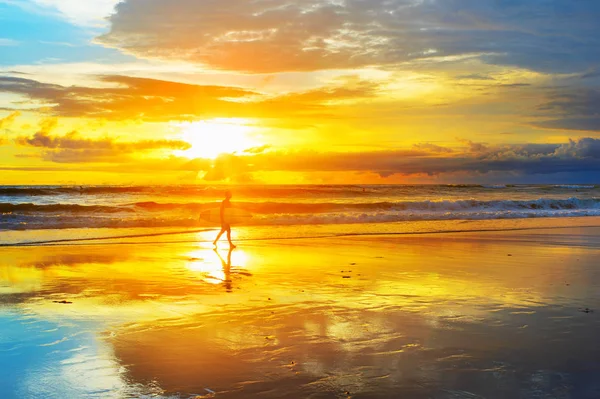 太陽光線でサーファー。バリ島 — ストック写真