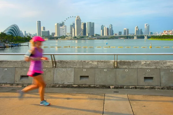 Jogging Singapur při západu slunce — Stock fotografie