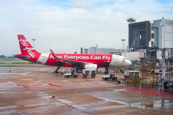 AirAsia airplane in Singapore airport — Stock Photo, Image