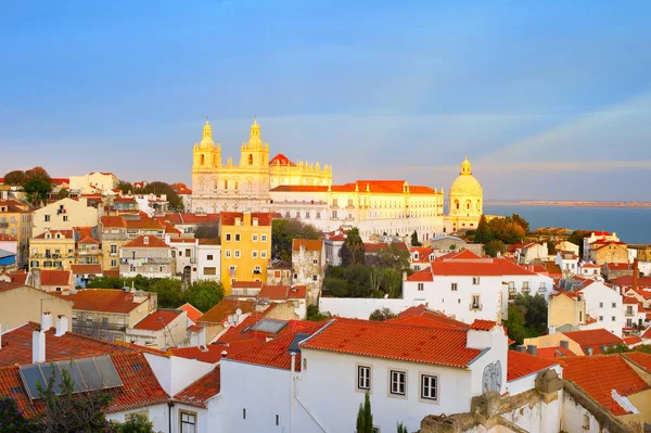 Lisboa cidade velha ao pôr do sol — Fotografia de Stock