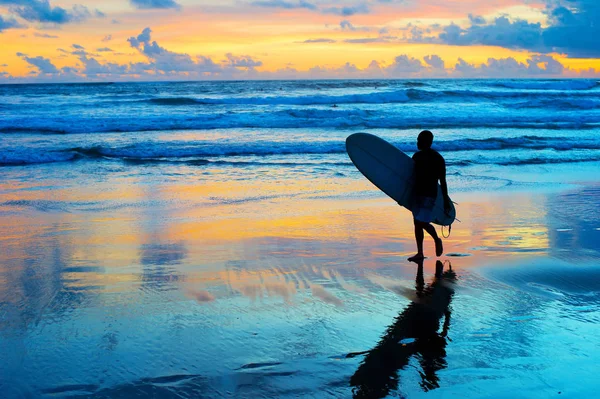 Szörfös a strandon szörfdeszkával — Stock Fotó