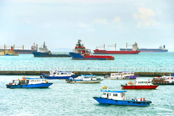Navi e barche a Singapore — Foto Stock