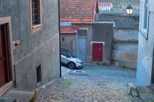 Ny bil i gamla stan. Portugal — Stockfoto