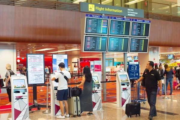 Önálló jegykezelés a repülőtéren. Szingapúr — Stock Fotó