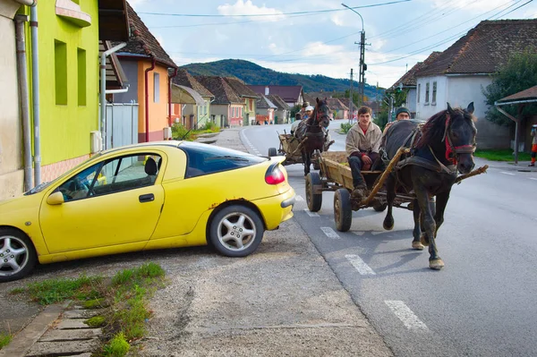 Pessoas a conduzir carroça de cavalo. Roménia — Fotografia de Stock