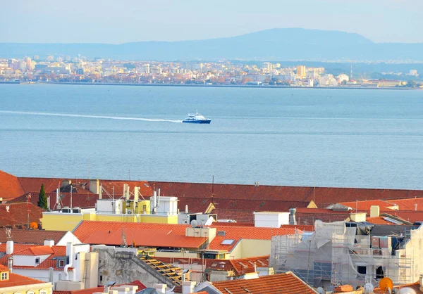 Лісабоні в місті Almada поромі. Португалія — стокове фото