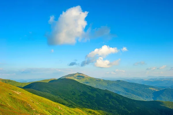 Cárpatos montanhas com nuvens — Fotografia de Stock