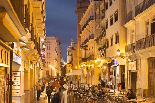 Gente caminando por la vieja calle — Foto de Stock