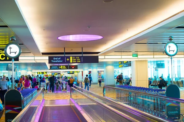 Gente esperando en Changi aeropuerto —  Fotos de Stock