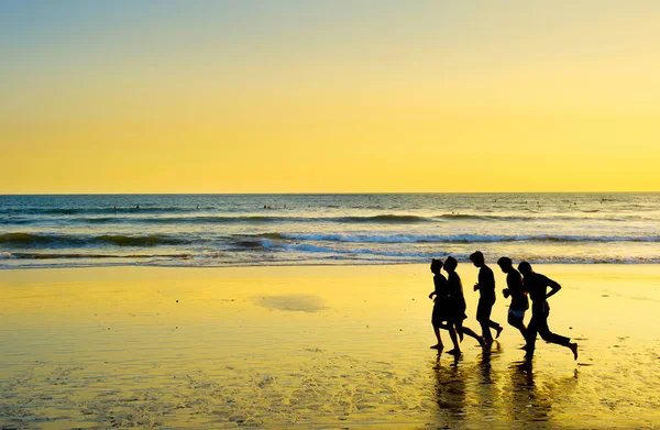 浜を走る男たち — ストック写真