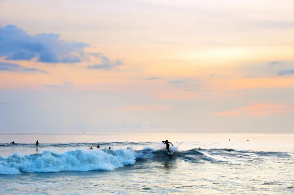 Surfista cavalcando un'onda — Foto Stock