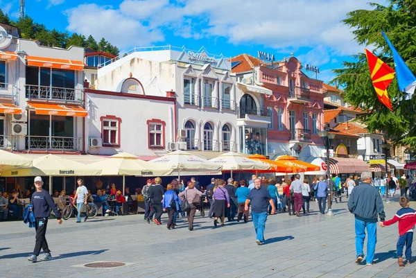 Persone che camminano sulla città di Ohrid — Foto Stock