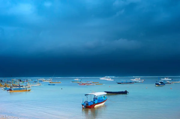 Fisher boten in Oceaan — Stockfoto