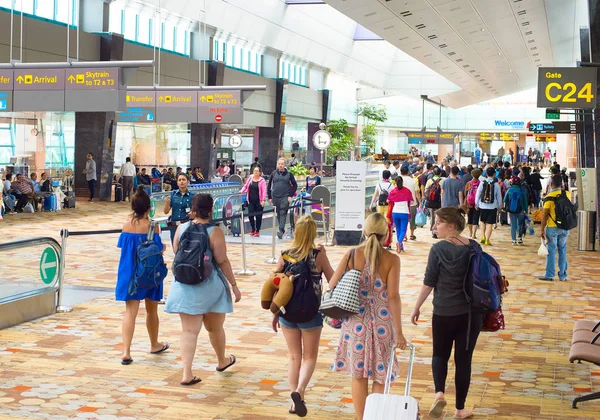 Människor som väntar i Changi flygplats — Stockfoto