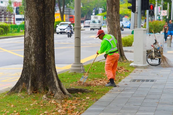 Cleaning street in Singapore — Stock Photo, Image