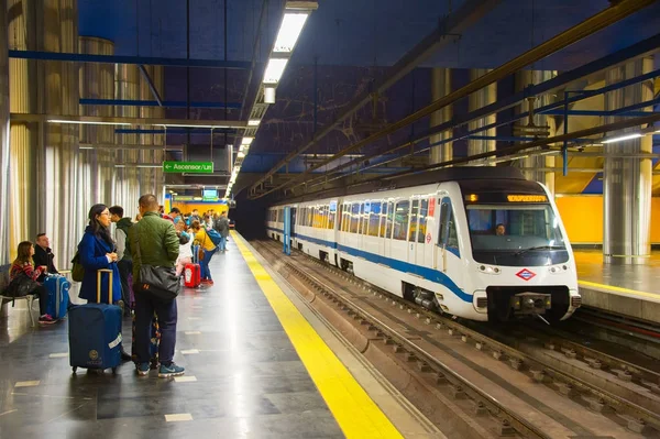 Metro trem chega à plataforma — Fotografia de Stock