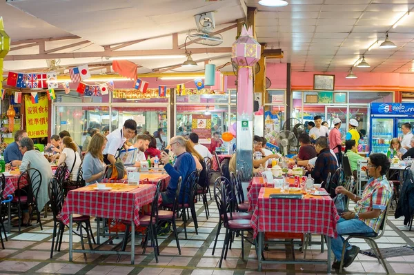 Menschen auf dem Nachtmarkt in Chiang Mai — Stockfoto