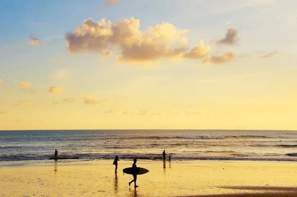 Turistler ve sörfçü Bali — Stok fotoğraf
