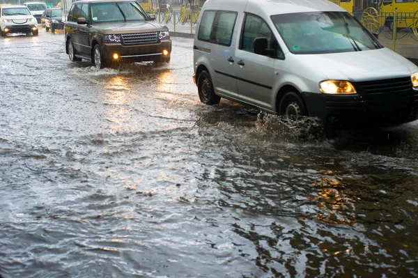 Road, zalane przez wody — Zdjęcie stockowe