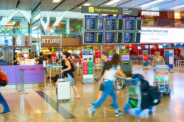 Mensen wachten in Changi airport — Stockfoto