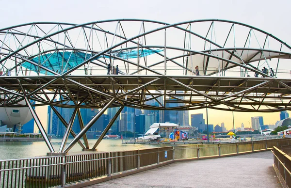 Menschen, die über eine Spiralbrücke gehen — Stockfoto