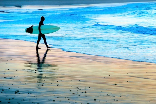 Giovane donna con tavola da surf — Foto Stock