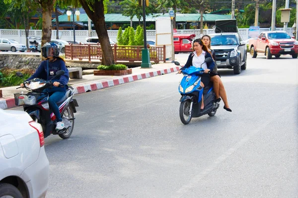 Traffic on road in Chiang Mai — Stock Photo, Image