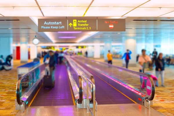 Blurred People Travelator Airport Singapore — Stock Photo, Image