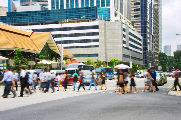 People crossing road — Stock Photo, Image