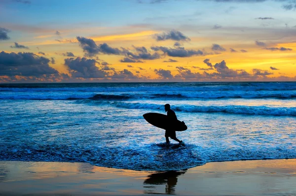 Surfista com praia de prancha — Fotografia de Stock