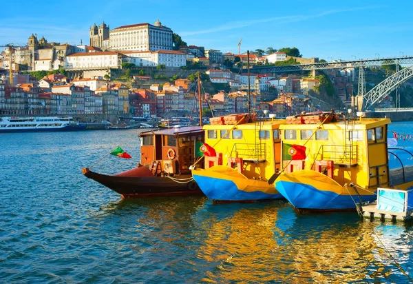 Porto barcos turísticos rio — Fotografia de Stock