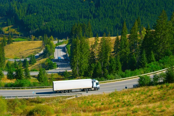 山の道路上のトラック — ストック写真