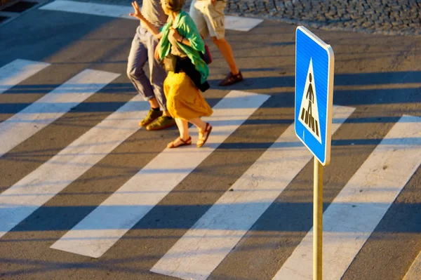 Persone che attraversano il passaggio pedonale — Foto Stock