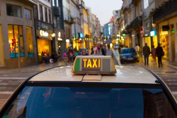 Taxi Taxi Una Calle Del Casco Antiguo Oporto Portugal —  Fotos de Stock