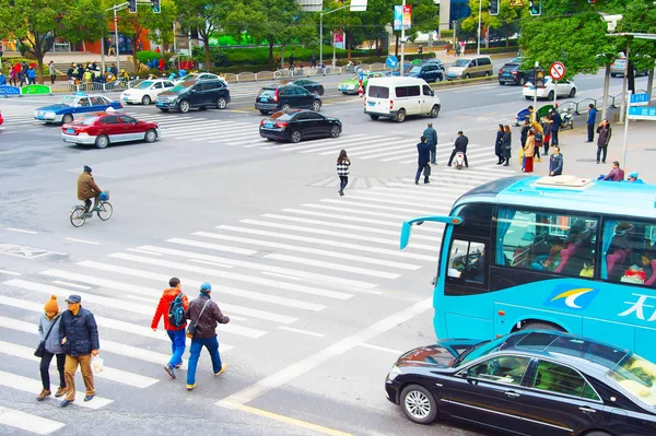 Mensen kruising crosswalk — Stockfoto