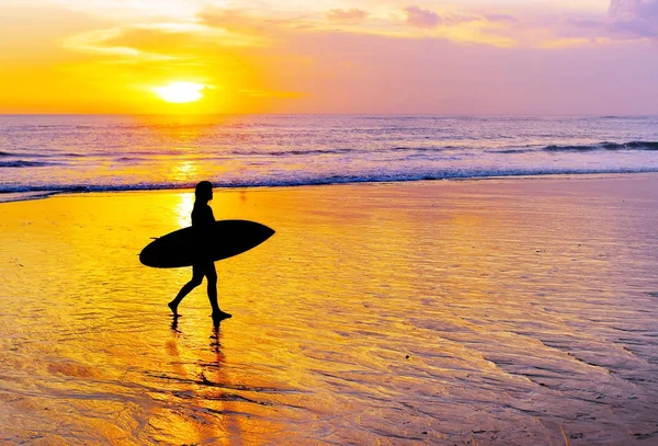 Vrouw surfen op tropisch eiland — Stockfoto