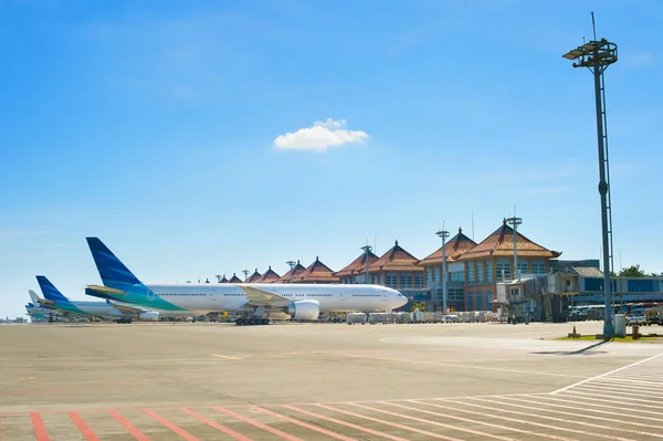 Aeropuerto Balinese Día Soleado Brillante Isla Bali Indonesia — Foto de Stock